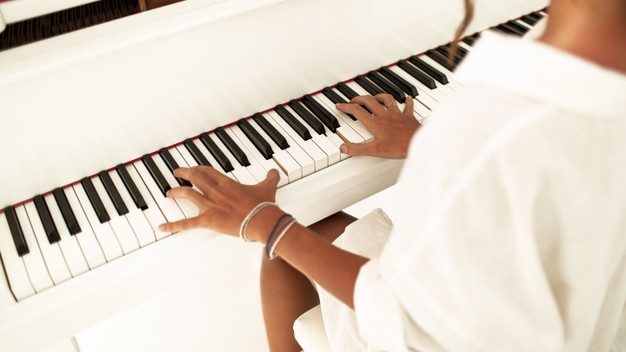 Comment s'appelle l'ensemble des touches du piano ? 1
