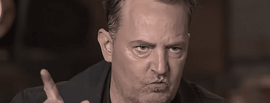 Les fans ont commencé à douter de l'authenticité du décor de Friends dès que Matthew Perry y est entré et a commencé à parler. Les inquiétudes sont apparues bien avant la sortie de la série. 1 Les fans ont commencé à douter de l'authenticité du décor de Friends dès que Matthew Perry y est entré et a commencé à parler. Les inquiétudes sont apparues bien avant la sortie de la série. 1